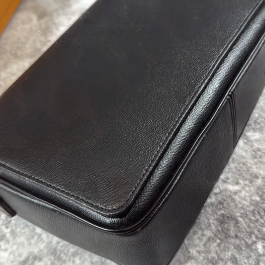 BLACK MESSENGER BAG (physical)